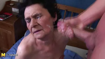 L'espoir de l'orgasme fait voler la maman et fils porn moitié du monde