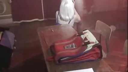 avec un grand membre dans un lieu video x mere et fille public