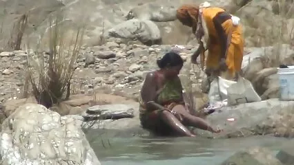 La même pornomereetfils plante dans le cul.