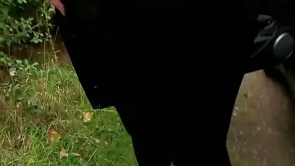 Vis son gros beau-frère garde sa xxx mère et fils sœur sur le canapé pendant longtemps.