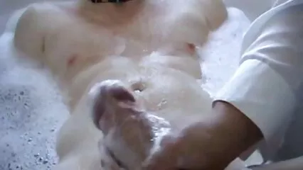 L'orgasme humide dans la joie sex maman dormir revient