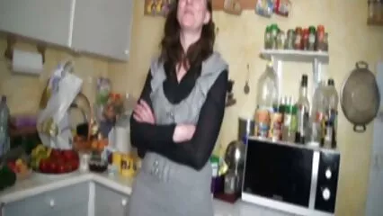 Il y a différentes émotions devant la caméra. maman sex fils