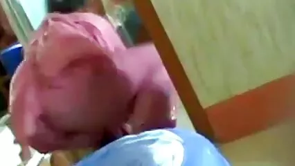 La culotte tombe devant fils porno un mec sympa